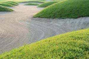 fond de bac à sable de terrain de golf, des bunkers d'obstacles sont utilisés pour les tournois de golf photo