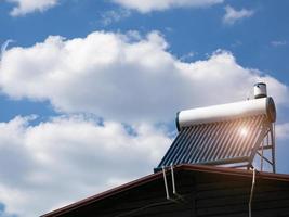 chauffe-eau solaires sur le toit, énergie gratuite photo