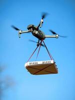 drone de livraison de pizza. la pizza est liée au quad photo