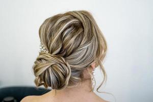 coiffure élégante sur la tête de la mariée vue de dos photo