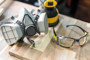 masques anti-poussière pour le travail du bois, filtre à cartouche respiratoire, verres sur table à l'atelier. concept de sécurité au travail, mise au point sélective