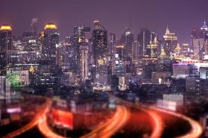 vue sur la ville de bangkok immeuble de bureaux moderne dans la zone d'affaires à bangkok, thaïlande. Bangkok est la capitale de la Thaïlande et aussi la ville la plus peuplée de Thaïlande. photo