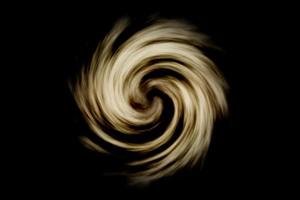 Galaxie spirale abstraite avec fumée marron clair sur fond noir photo