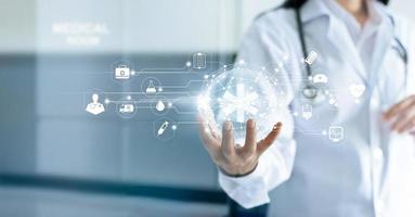 innovation technologique et concept de médecine. connexion médecin et réseau médical avec interface d'écran virtuel moderne à la main sur fond d'hôpital