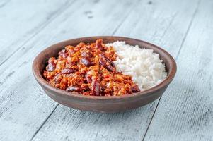 chili con carne servi avec riz blanc photo