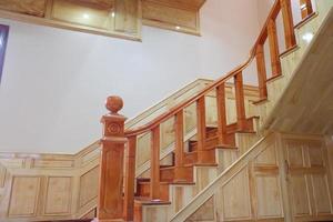 bel escalier en bois. escalier doré en bois, protection de sécurité escalier en bois architecture design d'intérieur d'escalier de construction de maison contemporaine et moderne. photo