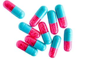 pilules colorées isolés sur fond blanc photo