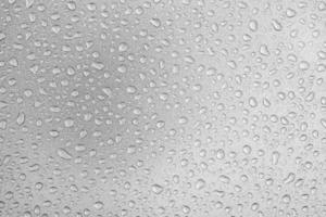 gouttelettes d'eau sur fond gris recouvertes de gouttelettes d'eau, bulles dans l'eau. photo