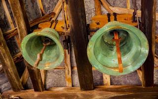 Vieilles cloches du monastère de pierre et paul à grliste, serbie photo