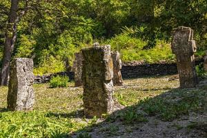 Anciennes pierres tombales serbes de saint pierre et paul à grliste, serbie photo
