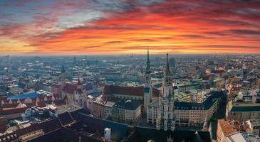 vue aérienne sur la mairie de la marienplatz et la frauenkirche à munich photo