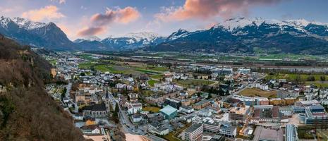 vue aérienne de vaduz, la capitale du liechtenstein photo