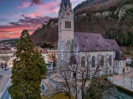 vue aérienne de la cathédrale de st. florin à vaduz, liechtenstein. photo