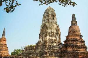 ruines et antiquités de thaïlande au parc historique d'ayutthaya touristes du monde entier décomposition de bouddha photo