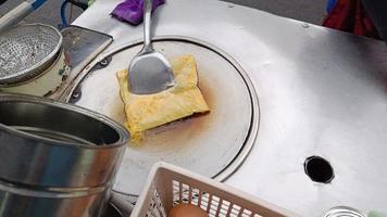 roti frit, mettre du beurre sur une poêle chaude, prêt à manger. photo