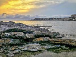 panorama du rocher de quarto-genova, le long des rives de la mer ligurienne. de là, le 5 mai 1860, la célèbre expédition des mille de giuseppe garibaldi partit pour la sicile. photo