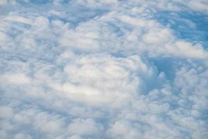 vue des cumulus sur le ciel. photo