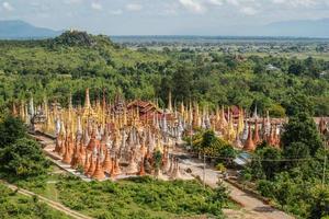 le groupe de la plus ancienne pagode nommée pagode shwe indein située dans le village d'indein dans la région du lac inle du myanmar. photo