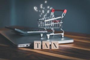 paiement des taxes et concept de magasin de commerce électronique, impôt sur le revenu pour la boutique en ligne de commerce électronique. réduction d'impôt des clients pour les achats en ligne. photo