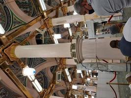 madinah, arabie saoudite, décembre 2021 - les visiteurs du monde entier sont occupés à se souvenir d'allah dans différentes parties de la mosquée des prophètes madinah. photo