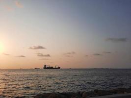 beau coucher de soleil sur la plage de male, maldives photo