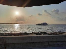 beau coucher de soleil sur la plage de male, maldives photo