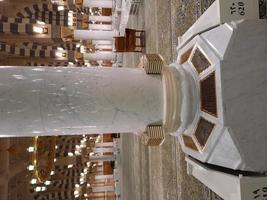 médine, arabie saoudite, décembre 2021 - beau coran placé pour les visiteurs sur l'étagère de la mosquée des prophètes, médine. photo