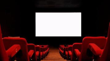 salle de cinéma vide avec écran blanc vide. photo