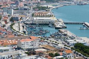 belle vue aérienne du port de setubal et de la vieille ville depuis la forteresse de saint philip. le Portugal photo