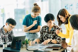 réunion du concept de travail d'équipe de remue-méninges de succès d'entreprise, réunion de gens d'affaires asiatiques au bureau. photo