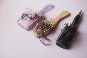 une brosse à cheveux perdus sur la table photo