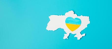 soutien à l'ukraine dans la guerre avec la russie, symbole du coeur avec le drapeau de l'ukraine. priez, pas de guerre, arrêtez la guerre et soutenez l'ukraine photo