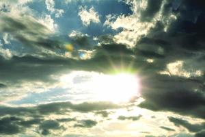 rayon de soleil dans les nuages sombres et le ciel photo