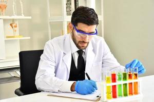 test d'huile lubrifiante de l'industrie chimique dans le concept de laboratoire. la chimie scientifique professionnelle permet d'analyser un échantillon d'essence de pétrole dans un laboratoire de chimie.