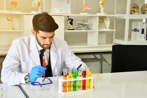 test d'huile lubrifiante de l'industrie chimique dans le concept de laboratoire. la chimie scientifique professionnelle permet d'analyser un échantillon d'essence de pétrole dans un laboratoire de chimie.