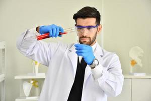 test d'huile lubrifiante de l'industrie chimique dans le concept de laboratoire. la chimie scientifique professionnelle permet d'analyser un échantillon d'essence de pétrole dans un laboratoire de chimie. photo