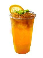 thé glacé mélangé avec du jus d'orange avec des tranches d'orange et des feuilles de menthe isolées. photo