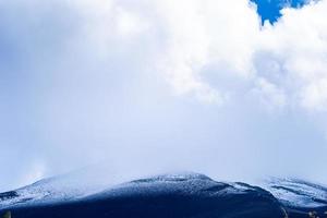 gros plan sur le sommet de la montagne fuji avec couverture de neige et vent au sommet avec pourrait au japon. photo