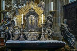 Prague, République tchèque, 2014. Détail de la tombe d'argent de saint Jean Népomucène dans la cathédrale Saint-Guy photo