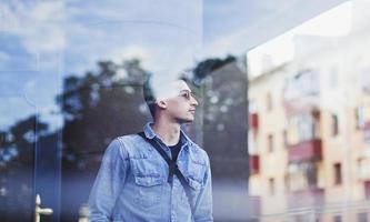 jeune homme en chemise en jean photo