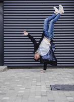 jeune homme génial debout sur une main photo