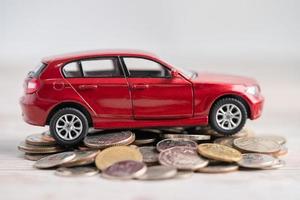 voiture sur fond de pièces de monnaie prêt de voiture, finances, photo