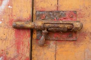 détails d'une vieille porte en bois orange photo