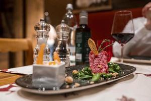 dîner servi sur une table à manger dans un luxueux hôtel de villégiature photo