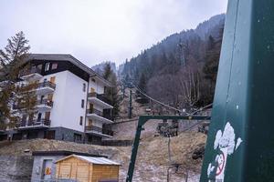 station de remontées mécaniques de chaise vide dans la station de montagne d'hiver avec forêt de pins photo