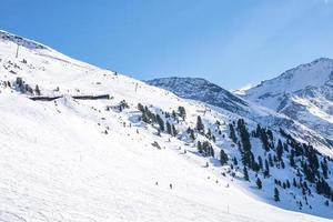 vue panoramique sur la chaîne de montagnes couverte de neige dans les alpes photo