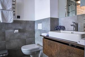 intérieur de la salle de bain moderne dans un complexe luxueux photo