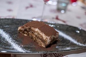 gros plan de tiramisu servi dans un plat à l'hôtel photo