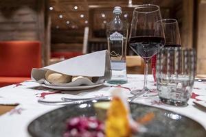 nourriture et boissons servies sur une table à manger dans un complexe de luxe photo