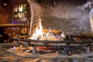 cheminée brûlante dans un restaurant rustique en hiver photo